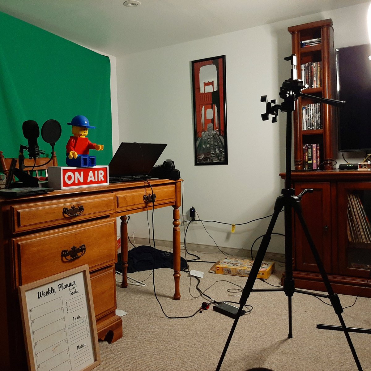 Bigmanbalogh25's tweet photo. The stage is set. Make sure you tune into a brand NEW episode of Remotely Zach TONIGHT at 11 on Youtube/ZachAttackProductions.
#YQG #JRN428 #LATENIGHT #TALKSHOW #COMEDY #ENTERTAINMENT #FUN #FUNNY #Podcast #Youtuber #YouTubetalkshow #Canadasonly latenighttalkshow. https://t.co/RXl2b7ypRw