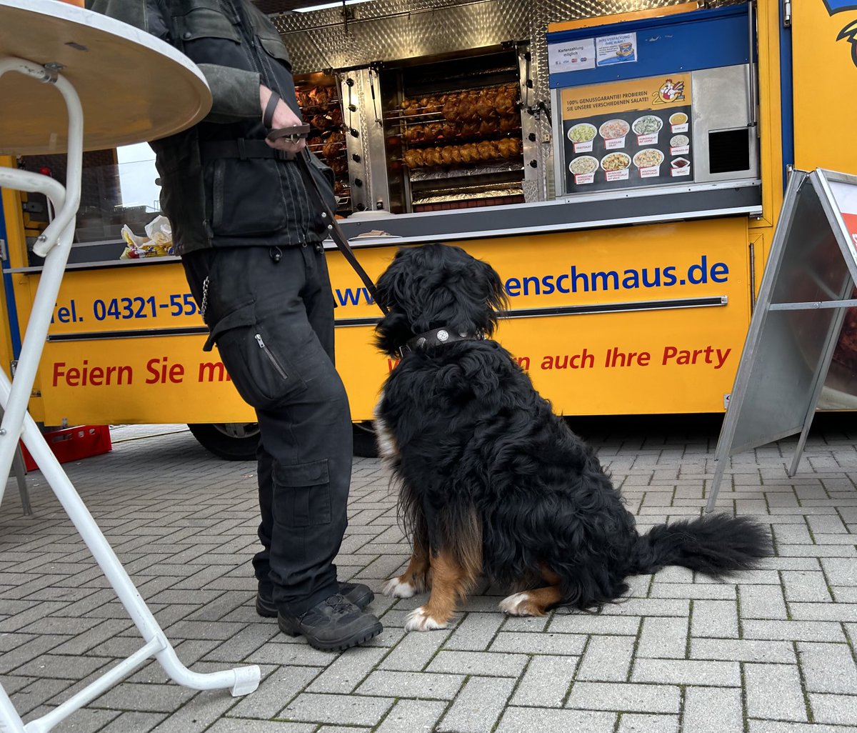 Wir machen einen Ausflug haben sie gesagt… nicht erwähnt wurde, dass die sich den Bauch voll hauen und ich hab nix bekommen 😭.Wer mir was abgeben wollte durfte das nicht, so gemein. Gehe mit denen nie wieder auf ne Hausmesse😡