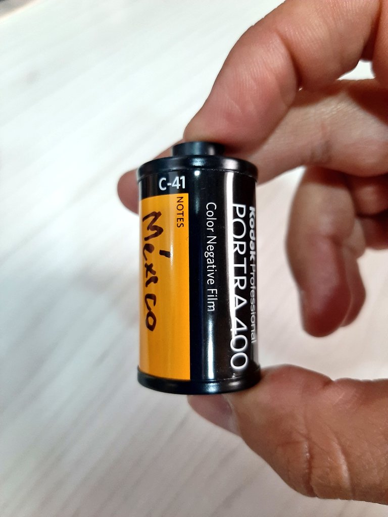 elneapolitano's tweet photo. Hoy reveló mi primer Porta 400 de Kodak. #porta400 #kodak https://t.co/bnMSGFYx6O