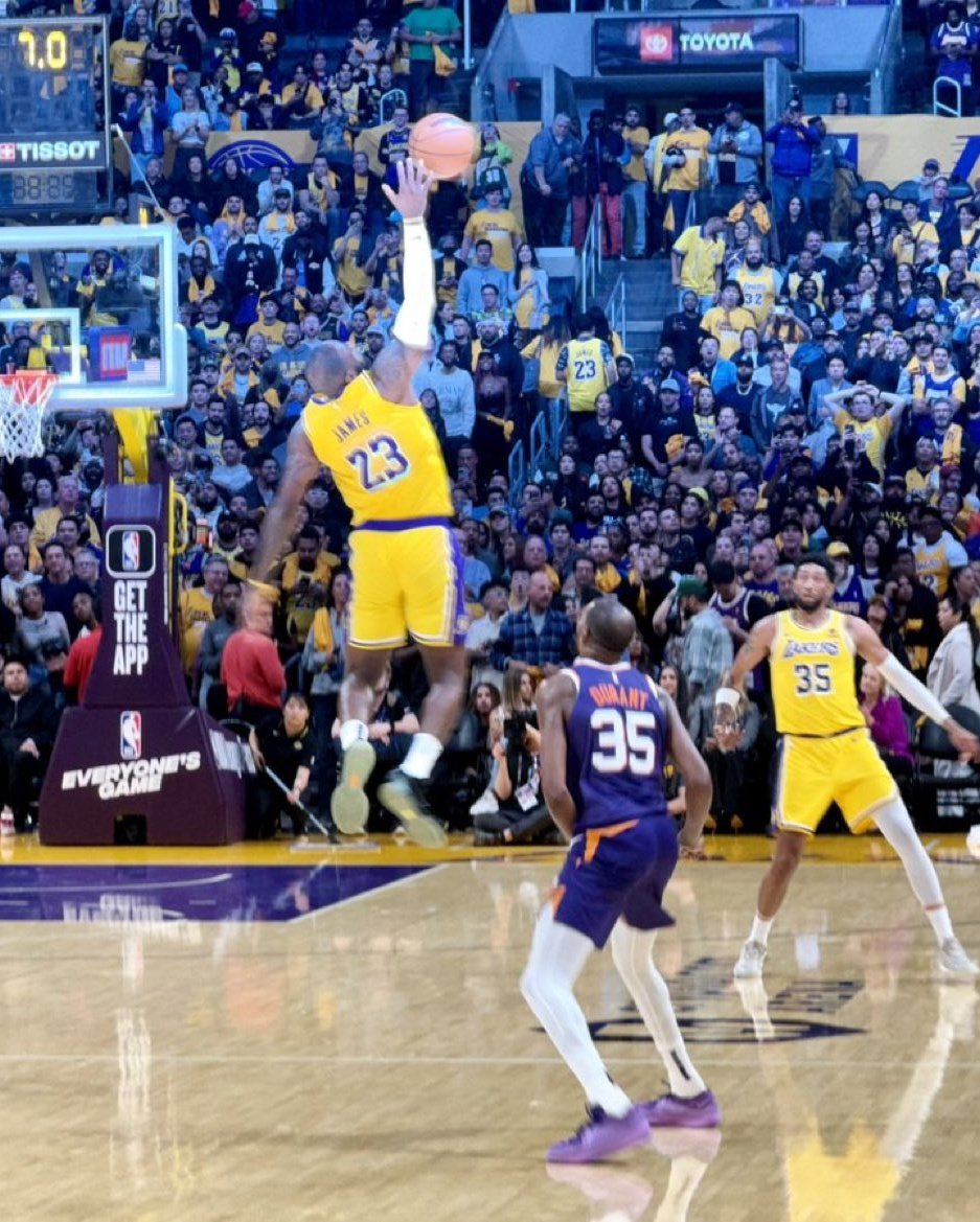 Yo con 26 años: me duele la rodilla, hoy probablemente llueva

LeBron a los casi 39: