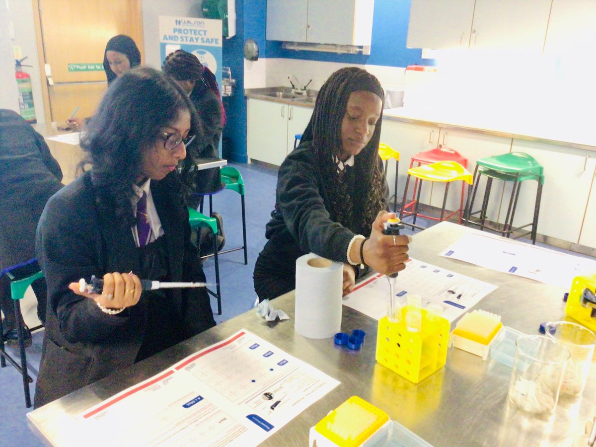 HelpMeMissB's tweet photo. Mrs McWilliams took our Higher Biologists along to @gsc1 to take part in their Precision Medicine Workshop this afternoon! A great, and informative, time was had by all - what a great end to the week 🤩👩🏽‍⚕️👨🏼‍⚕️ Thank you for having us @LearnGSC  #DYW #SfLLW https://t.co/MUHG9yx5A1