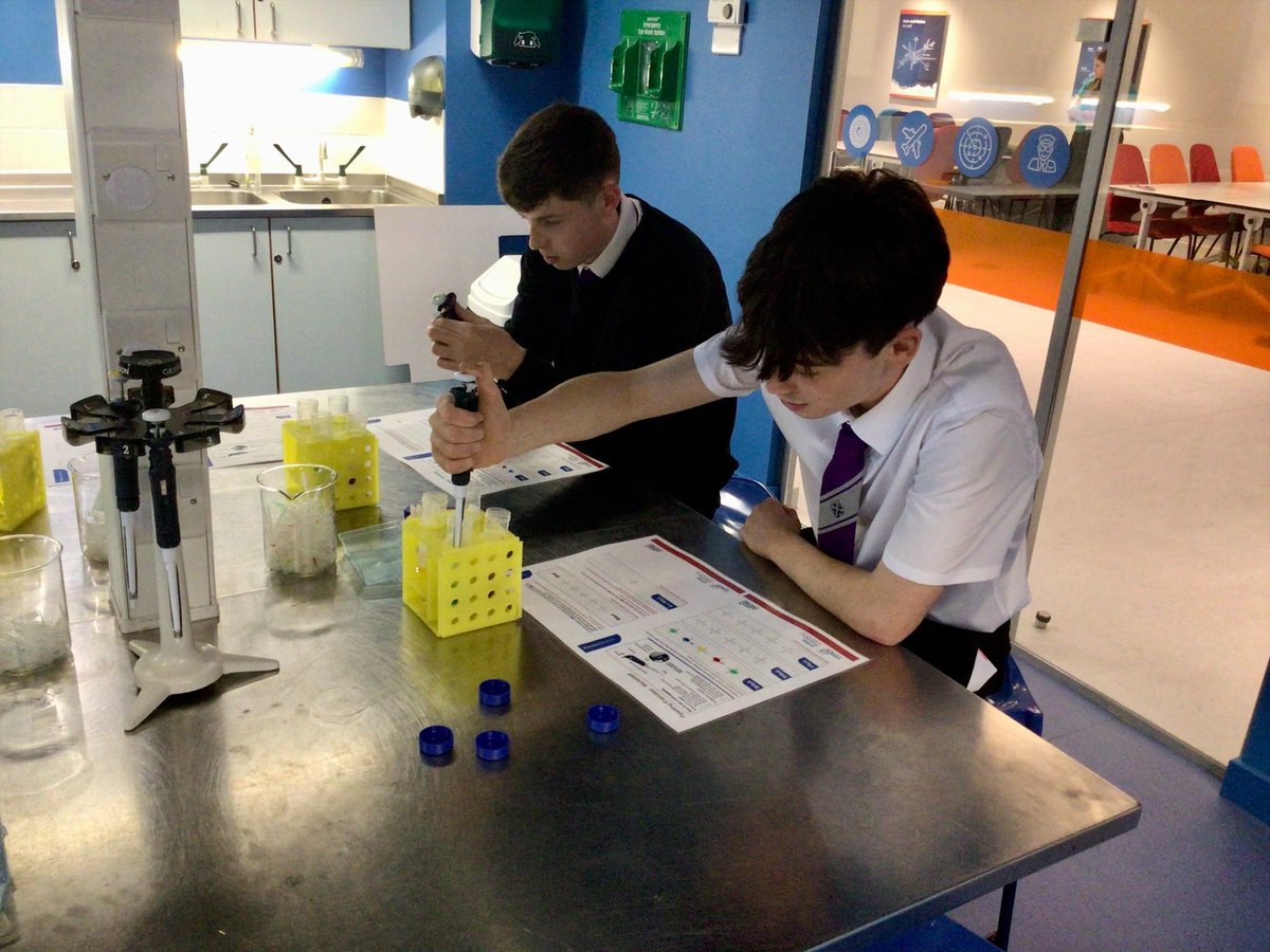 HelpMeMissB's tweet photo. Mrs McWilliams took our Higher Biologists along to @gsc1 to take part in their Precision Medicine Workshop this afternoon! A great, and informative, time was had by all - what a great end to the week 🤩👩🏽‍⚕️👨🏼‍⚕️ Thank you for having us @LearnGSC  #DYW #SfLLW https://t.co/MUHG9yx5A1
