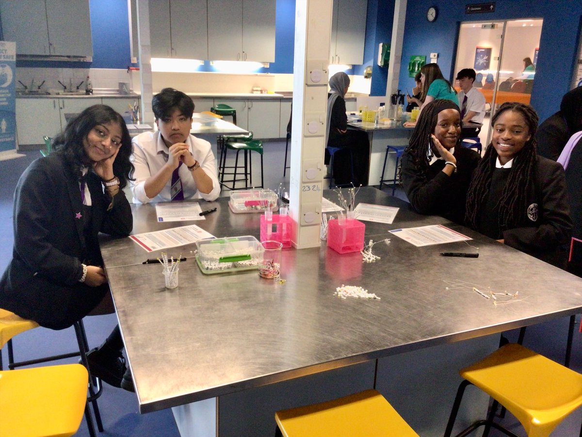 HelpMeMissB's tweet photo. Mrs McWilliams took our Higher Biologists along to @gsc1 to take part in their Precision Medicine Workshop this afternoon! A great, and informative, time was had by all - what a great end to the week 🤩👩🏽‍⚕️👨🏼‍⚕️ Thank you for having us @LearnGSC  #DYW #SfLLW https://t.co/MUHG9yx5A1