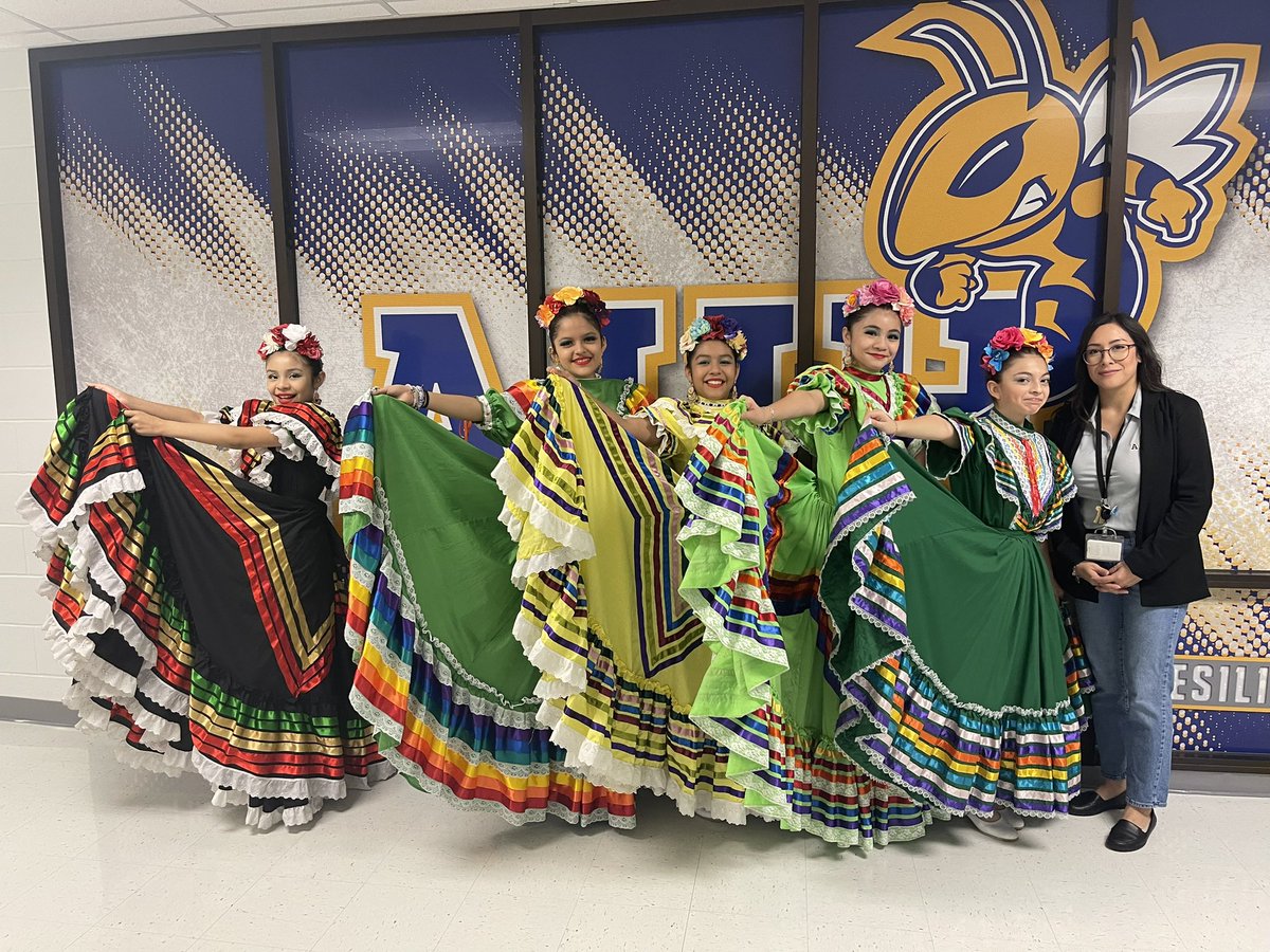 HAPPY FRIDAY!!! Our AMAZING Folklórico dancers are headed to their performance at @BLECC_BlueJays. It’s a great day to be a Hornet! 💃💃💃