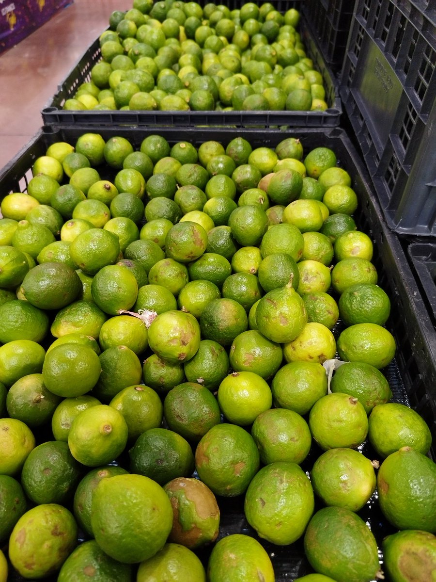 alberto071988's tweet photo. @TiendaSoriana Recompensa seria que el soriana de @pfiestaanahuac tenga mejores productos, no es posible que vendan esta calidad, tanto en frutas y verduras. https://t.co/VQzvz2zB6b
