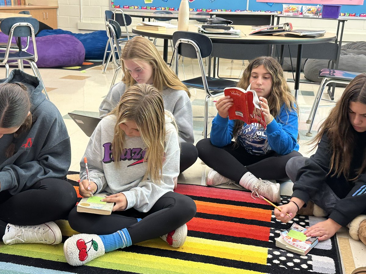 CVanDerWende's tweet photo. Prior to drafting memoirs, students analyze professional memoirists’ craft and share what they noticed and loved. 💙📚📝 @wyckoffschools @WPSEisenhower https://t.co/IUP1Dbikr2