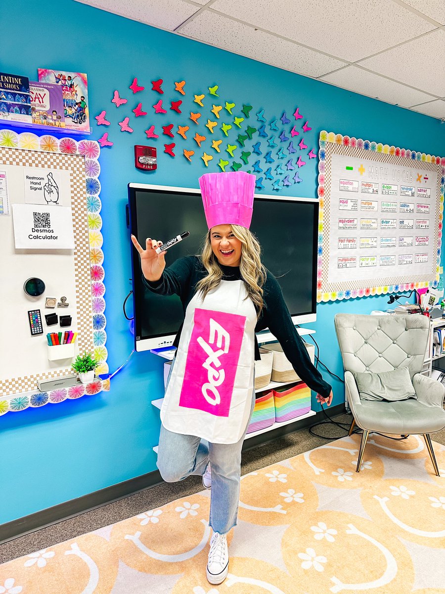 MrsRileysClass_'s tweet photo. Happy Early Halloween from 5th grade! 🎃👻🕷️💕✨ @Ashlawneagles https://t.co/o66t4Eaioi