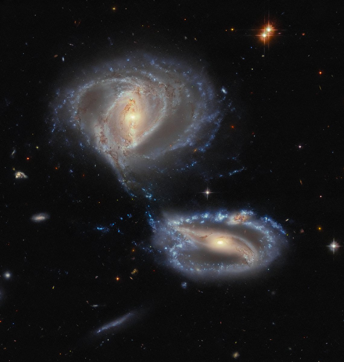 A galactic tango! This #HubbleFriday image captures the galaxy group Arp-Madore 2339-661. There are three galaxies interacting here; the third is visible in the upper arm of the lower-right galaxy, looking like part of the same object at first: go.nasa.gov/3FxilPa