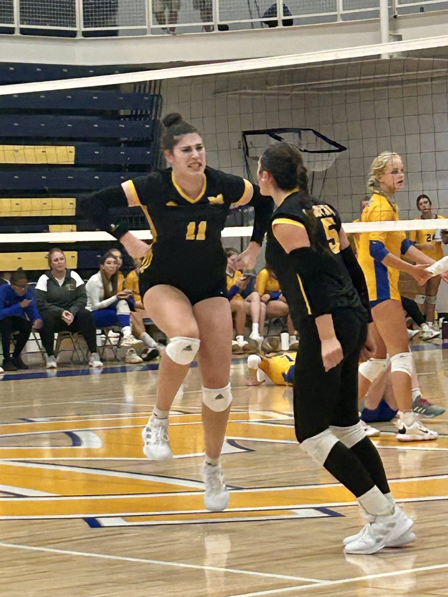 MontourGirlsVB's tweet image. WPIAL PLAYOFF UPDATE‼️

We’re heading back to Hampton HS tomorrow to face #1 seed Hampton in the WPIAL quarterfinals. Game time is 1:30 PM. Cancel your Saturday afternoon plans and get your tickets here - gofan.co/app/school/PA6…

Let’s gooooooo 💪🏻🏐