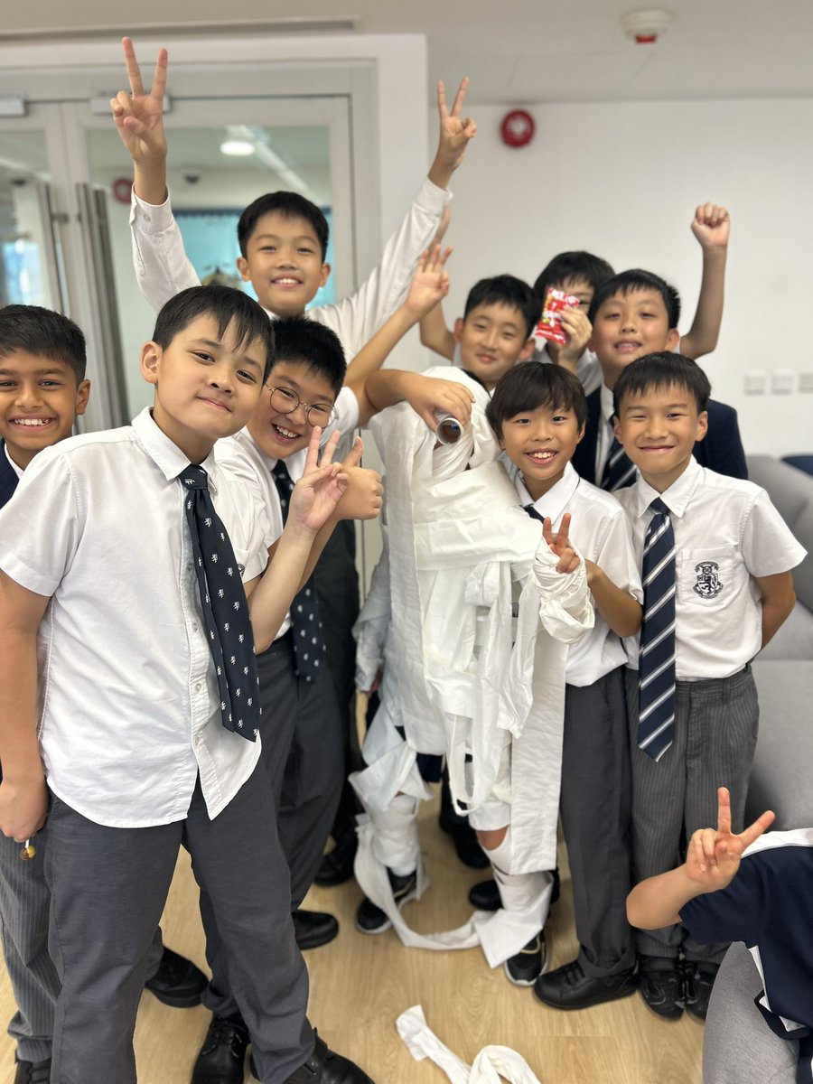 HHKSLyon's tweet photo. Thank you to our always generous parents who helped put on a great Halloween party for our house today! What a thriller to the end of the week! @Harrow_HK @HHKSPastoral https://t.co/kF7zFzNNEh