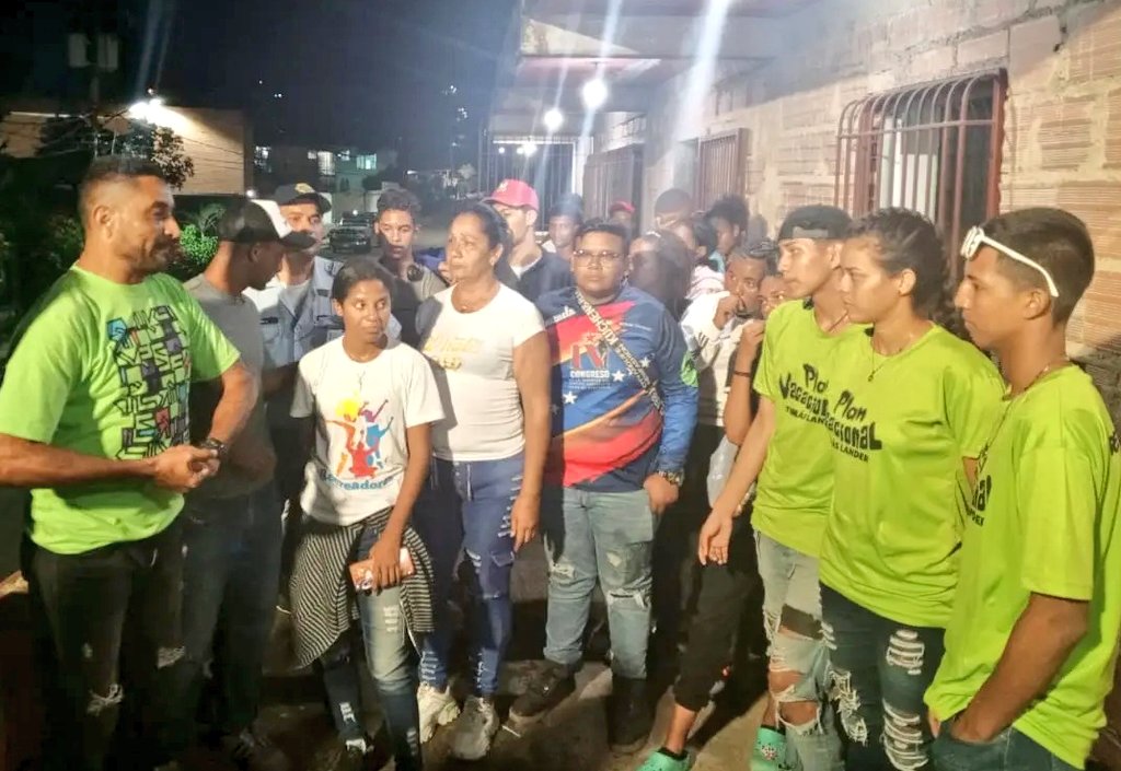 CMPazCastillo's tweet photo. Presidente del concejo municipal Omar León acompañó el inicio del campamento de recreadores, en la fundación Niños de La Luz en Mariche, en el marco del mes del recreador, dónde estuvo presente el coordinador de recreadores Antony Torres y Juventud PSUV.
#DialogoConvivenciaYPaz https://t.co/AAPQlv1P2f