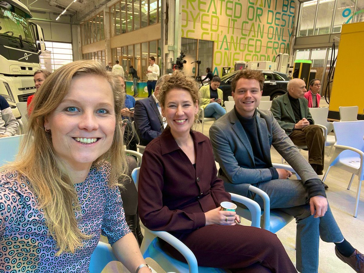 Mooi debat over elektrisch rijden met <a href="/jieskje/">Jieskje Hollander</a> <a href="/pedegro/">Peter de Groot</a> en <a href="/jan_daenen/">Jan Daenen</a> 🔋🚙⚡️

Inzetten op oa:

✅ Uitbreiden van de laadinfrastructuur 

✅ Slim en bi-directioneel laden, om zo het net niet te belasten

✅ Een tweedehandsmarkt in NL en betaalbaar maken 

Dank aan <a href="/elaadNL/">ElaadNL</a> 👏🏼