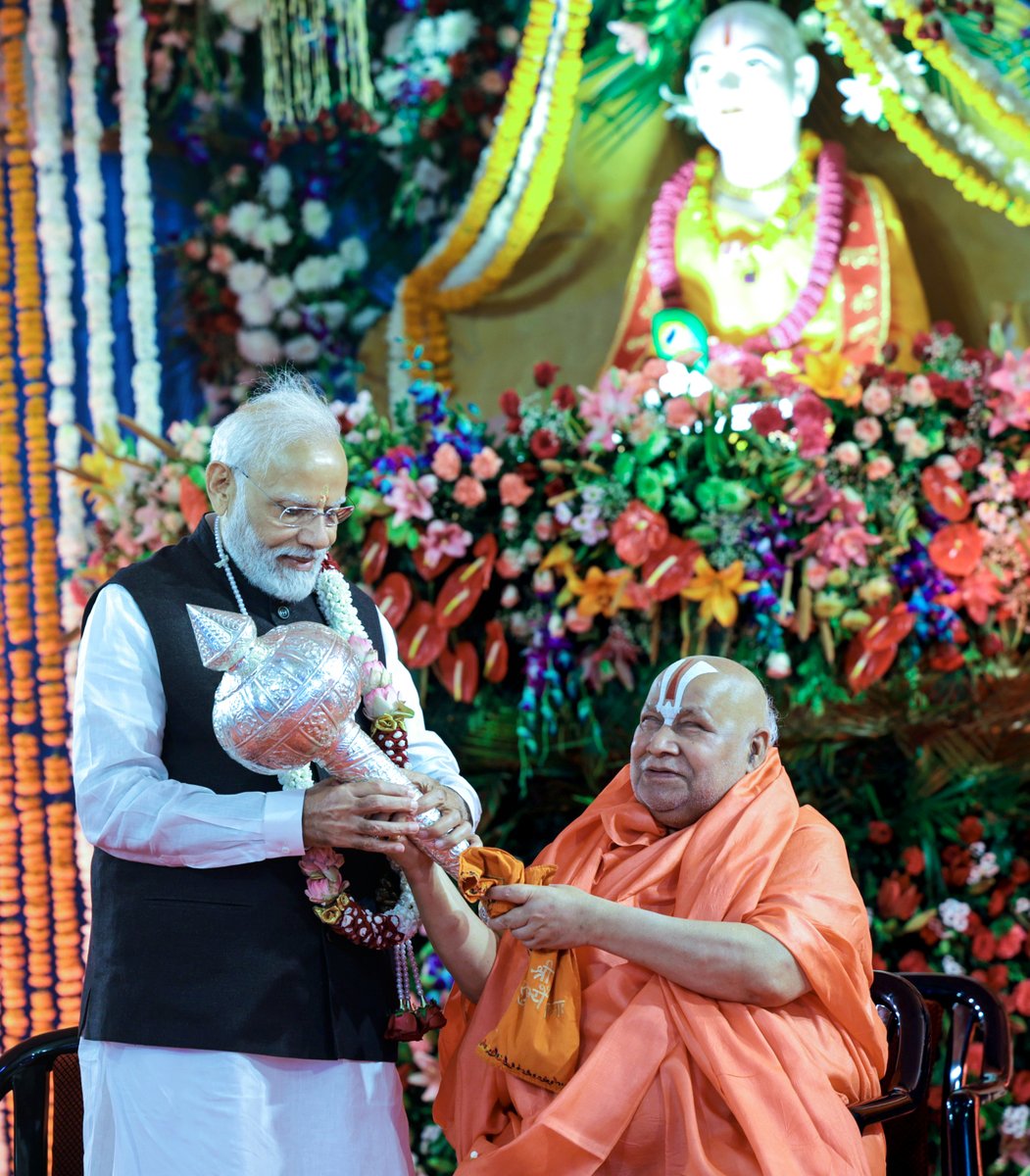 चित्रकूट में तुलसी पीठ के कांच मंदिर में पूजा-अर्चना के साथ ही जगद्गुरु स्वामी रामभद्राचार्य जी का आशीर्वाद पाकर अभिभूत हूं। यह दिव्य अवसर मेरे लिए अविस्मरणीय रहेगा।