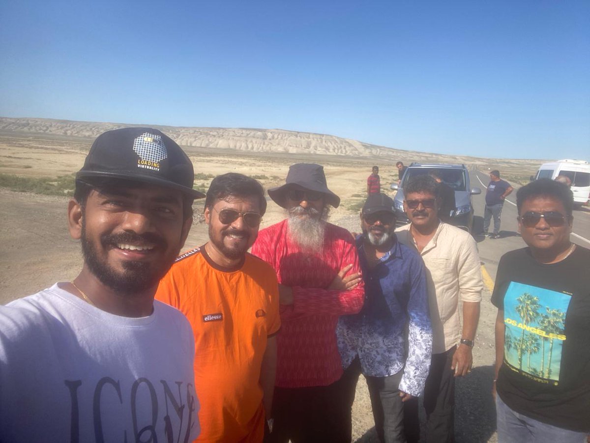 Met magizh sir a month back when they were scouting a location in azerbhaijan,such a gem of person & so humble,had a quick conversation with him.Requested him by saying 'sir it should be solid maghizh thirumeni film,no compromises'. 'its gonna be a solid thriller' #VidaaMuyarchi