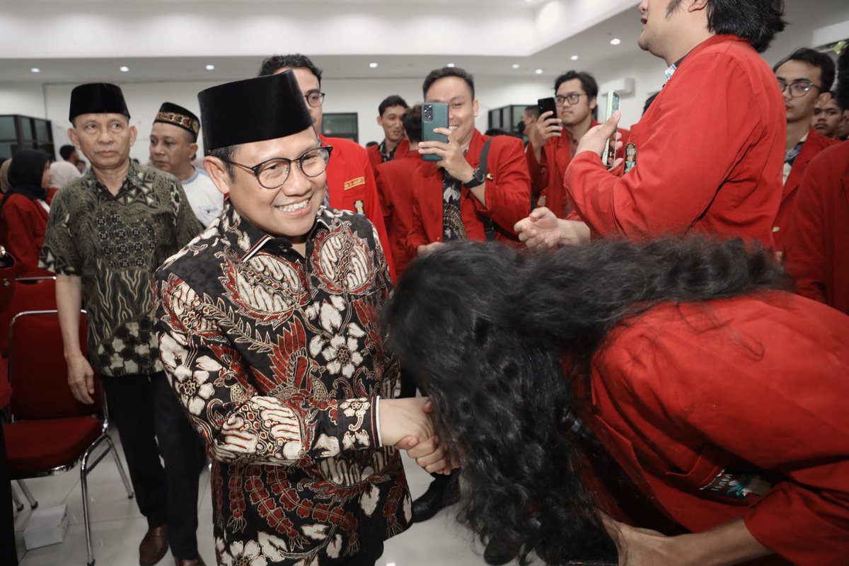 Alhamdulillah, hari ini saya kembali bisa bertemu dengan pengurus dan kader IMM pada RAKERDA DPD IMM Jakarta. 

Bagi saya, bertemu dan berkumpul dengan para aktivis adalah kesempatan yang luar biasa untuk berbagi gagasan, cita-cita, dan berbagi tugas menata bangsa.

Negeri ini