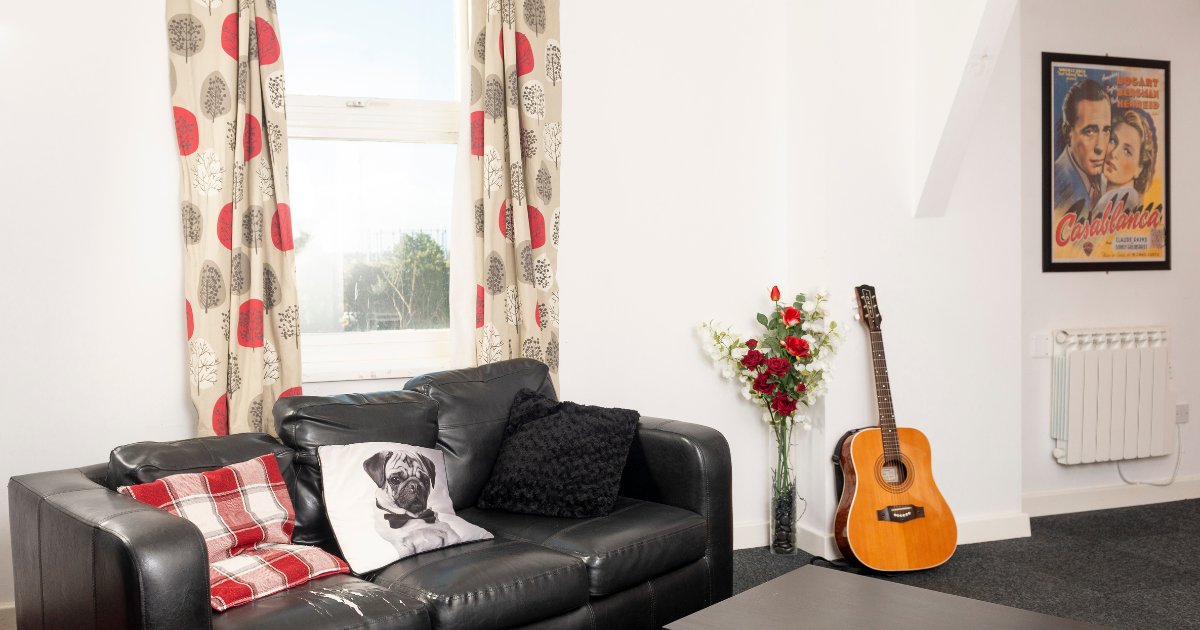 Do you know a student who is looking for somewhere to live in Carlisle? 🏠 
Our accommodation comes with free access to a 24/7 emergency hotline, a weekly cleaning service, and all the essential amenities.  
Take a look 👉 bit.ly/Mcstudent