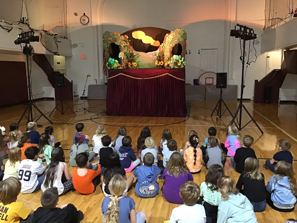 The Catskill Puppet Theater visited our K-3 for a show today! #webbedu #timberwolvesterritory
