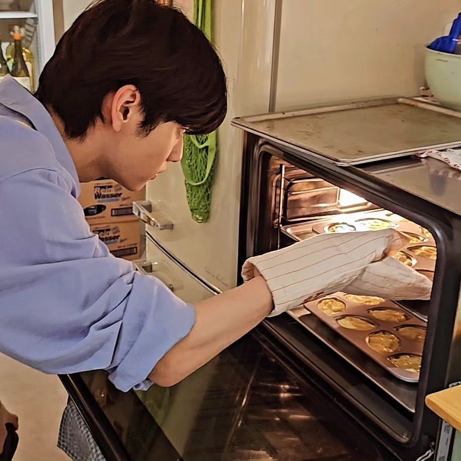 mycyj_txt's tweet photo. ความน่ารักของซูบินที่อบคุกกี้กับบราวนี่เองจนเช้าเพื่อเอามาแจกแฟนคลับอะ คุกกี้ก็ทำสองรสชาติทั้งแบบใส่ถั่วกับช็อกโกแลตชิปเพราะเผื่อมีคนแพ้ถั่ว ทั้งหมดทำเองกับพี่สาวแพ็คเองอะไรเอง ทั้งที่งานก็ยุ่ง แบบมันน่ารักมากจริงๆอะ ㅠㅠ https://t.co/hweY7YOthN