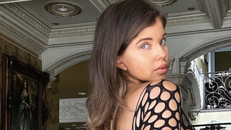 dailystar's tweet photo. Donna D'Errico strips naked under fishnet bodysuit as curves burst out of gaps #donnaderrico #baywatch #fishnet #cuves #bodysuit #sexy https://t.co/RYVYvC54eX https://t.co/escEnsJZul