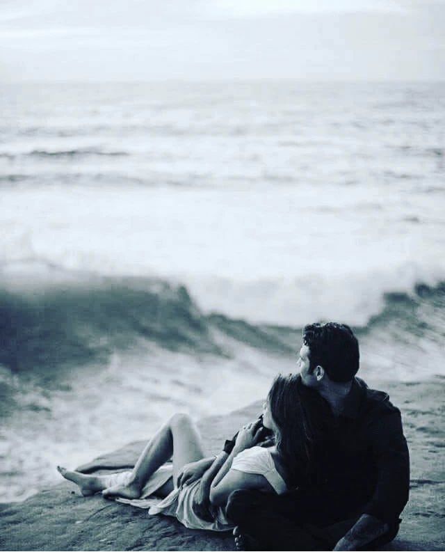 Dove il mare non scorre, le acque del cuore spingono le loro maree.
(Dylan Thomas)

#NatiOggi 
#27ottobre 1914