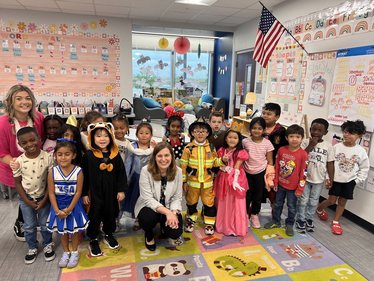 loridrapp's tweet photo. (1/2) It’s Read Across @MemorialSTEM today!  Enjoyed being with Kindergarten classes to read some of my favorite books.  @LewisvilleISD #OneLISD #BetheOne #RappontheRoad Spending time with the Graduating Class of 2036! https://t.co/U4xeSmynRw