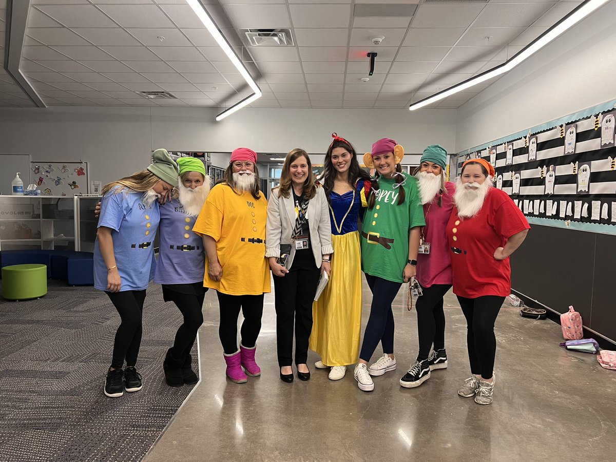 loridrapp's tweet photo. (1/2) It’s Read Across @MemorialSTEM today!  Enjoyed being with Kindergarten classes to read some of my favorite books.  @LewisvilleISD #OneLISD #BetheOne #RappontheRoad Spending time with the Graduating Class of 2036! https://t.co/U4xeSmynRw