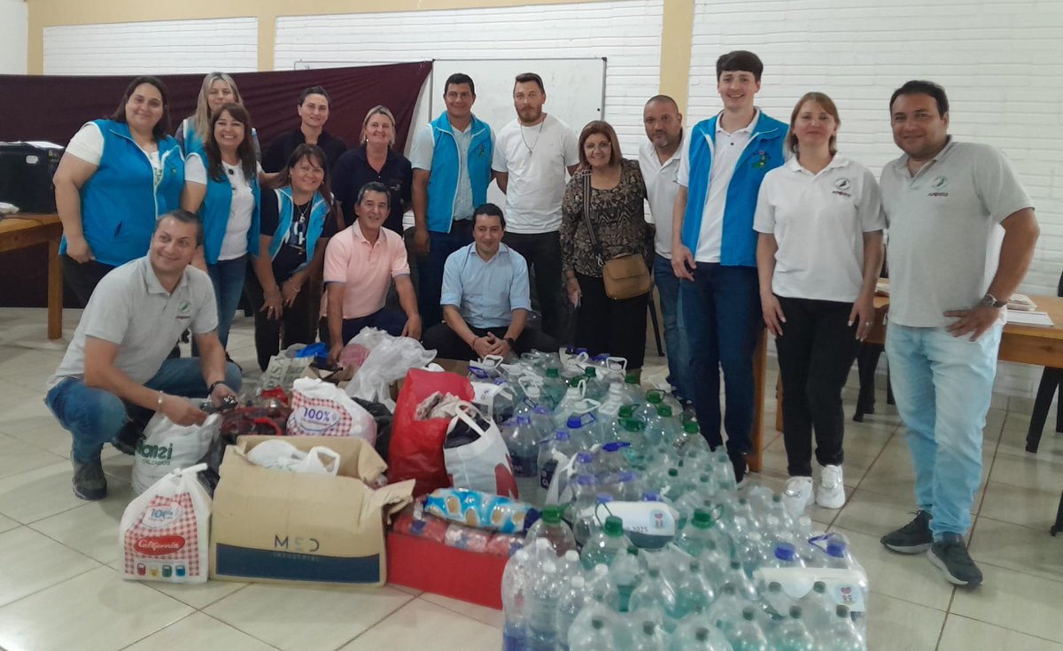 ADOMIS_Misiones's tweet photo. Acercamos las donaciones de alimentos no perecederos, agua y ropas al Centro de Recepción y Distribución; quienes las acercaran a familias afectadas por las inundaciones del Río Uruguay. Con la sensibilidad y el compromiso de ayudar y de estar dónde nos necesitan siempre! https://t.co/VoJ6LweZ47