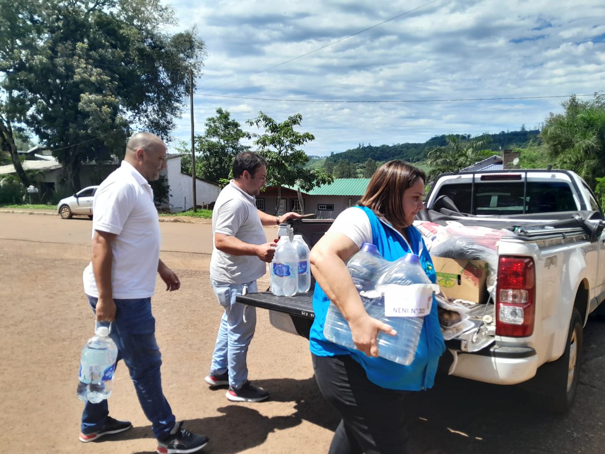 ADOMIS_Misiones's tweet photo. Acercamos las donaciones de alimentos no perecederos, agua y ropas al Centro de Recepción y Distribución; quienes las acercaran a familias afectadas por las inundaciones del Río Uruguay. Con la sensibilidad y el compromiso de ayudar y de estar dónde nos necesitan siempre! https://t.co/VoJ6LweZ47