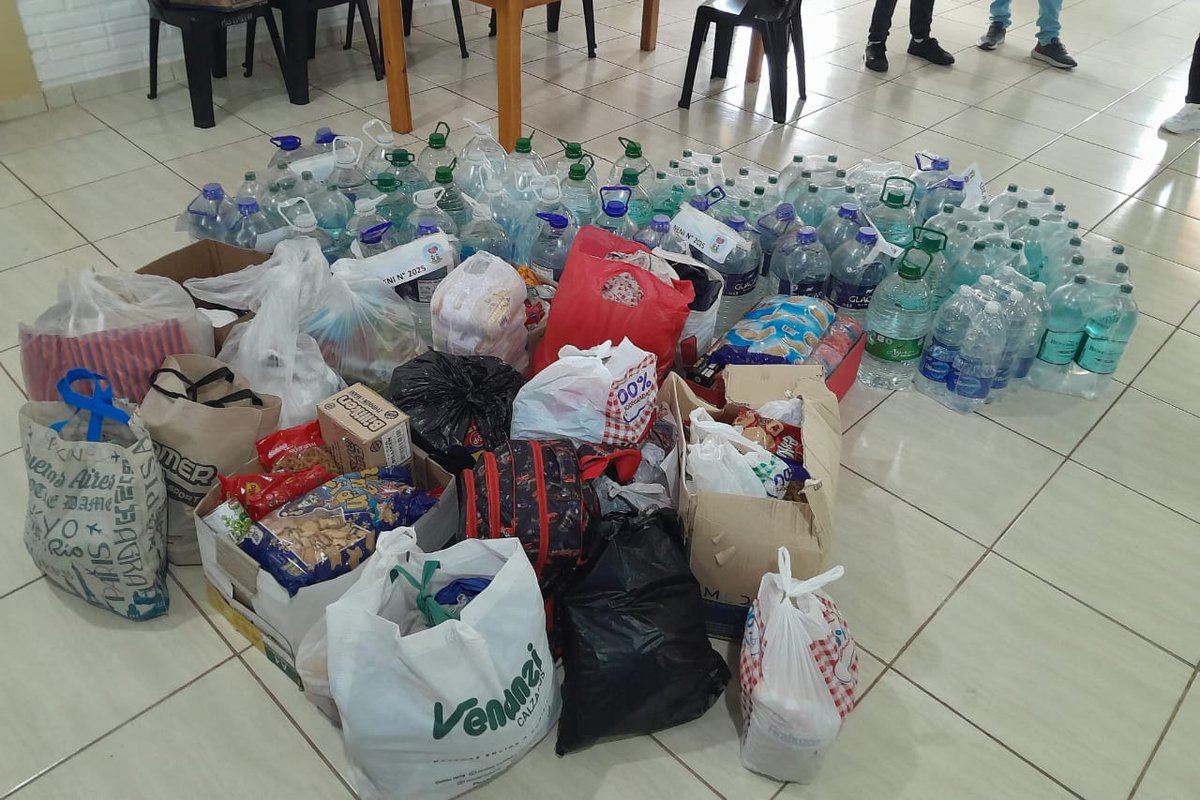 ADOMIS_Misiones's tweet photo. Acercamos las donaciones de alimentos no perecederos, agua y ropas al Centro de Recepción y Distribución; quienes las acercaran a familias afectadas por las inundaciones del Río Uruguay. Con la sensibilidad y el compromiso de ayudar y de estar dónde nos necesitan siempre! https://t.co/VoJ6LweZ47