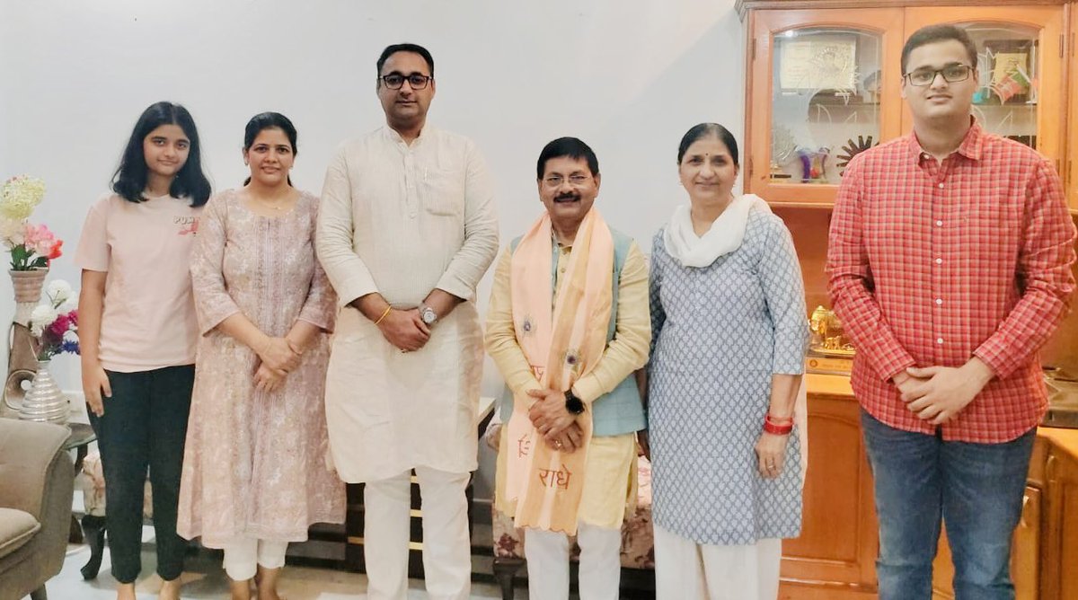 kamalyadav77's tweet photo. हरियाणा भाजपा के संगठन महामंत्री आदरणीय श्री @PhanindranathS3 शर्मा जी का निवास पर आना हुआ। https://t.co/hMK5quIBoK