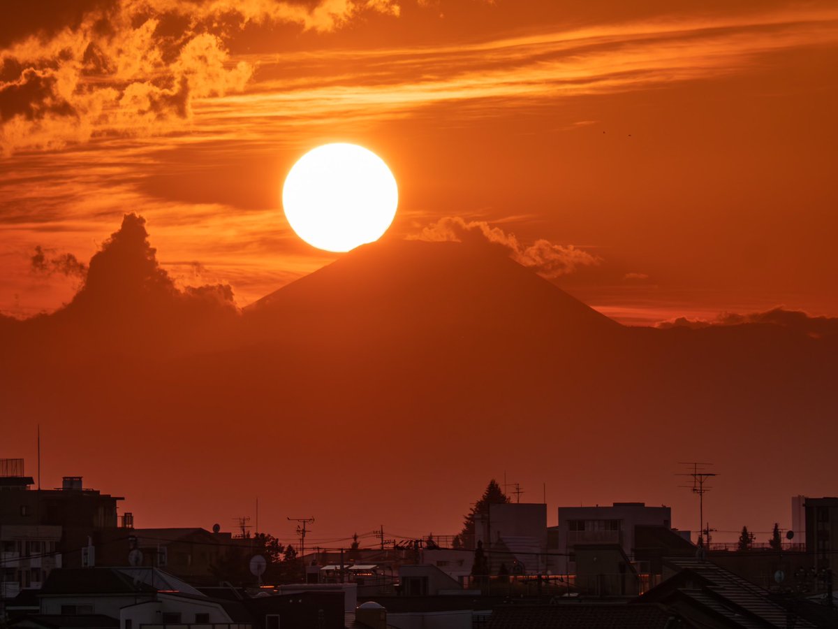 Lz9745To's tweet photo. 今日のダイヤモンド富士🌆🗻　#富士山 #自由ヶ丘　#ダイヤモンド富士　#夕焼け https://t.co/6LdvM5oBYL