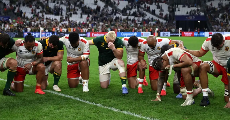 relevo's tweet photo. El Mundial de rugby, con final este sábado, ha dejado varias escenas de deportividad y valores que cuesta imaginar en otras disciplinas.