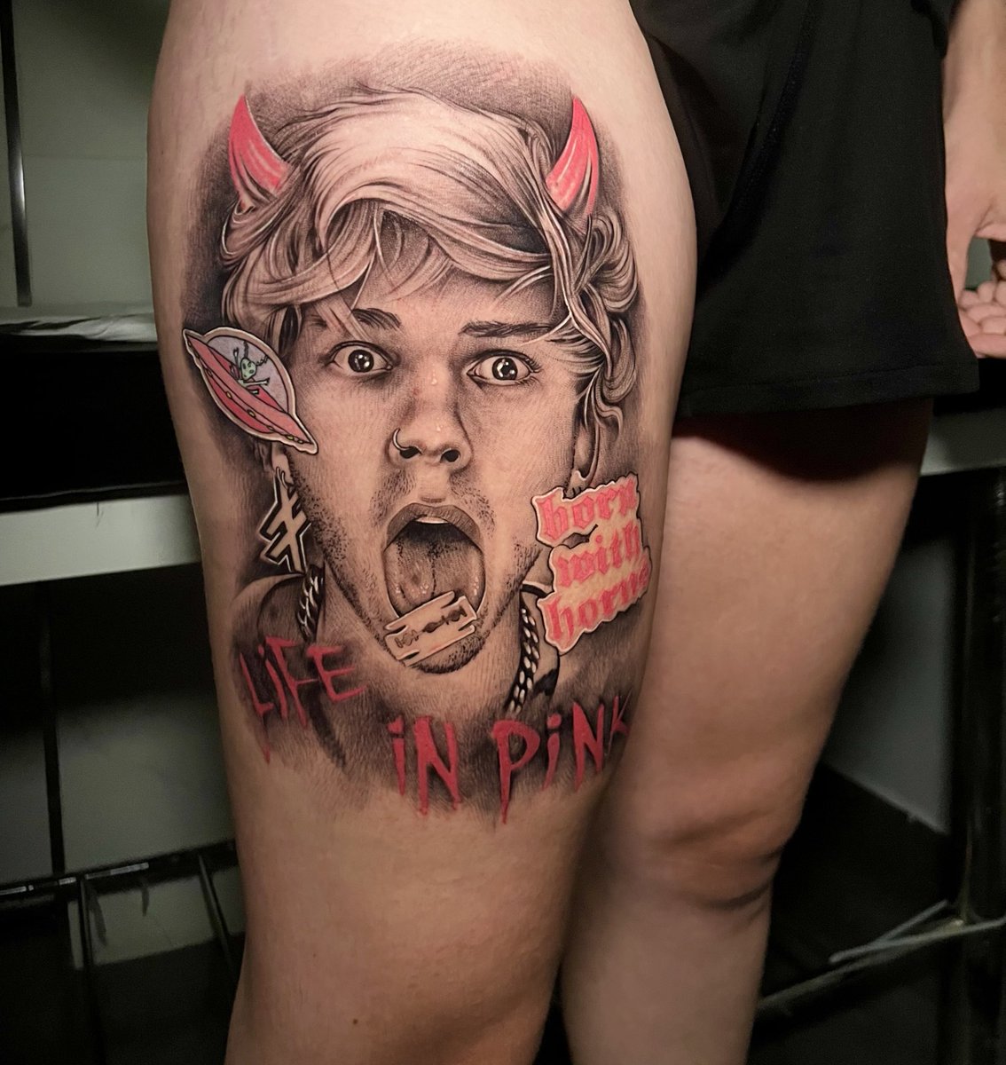 Naginixx_'s tweet photo. Mi segundo tattoo de @machinegunkelly @MGKSpain #mgk #mgktattoo #portraitmachinegunkelly  #lifeinpink 🩷 https://t.co/jQvXV2zNRT