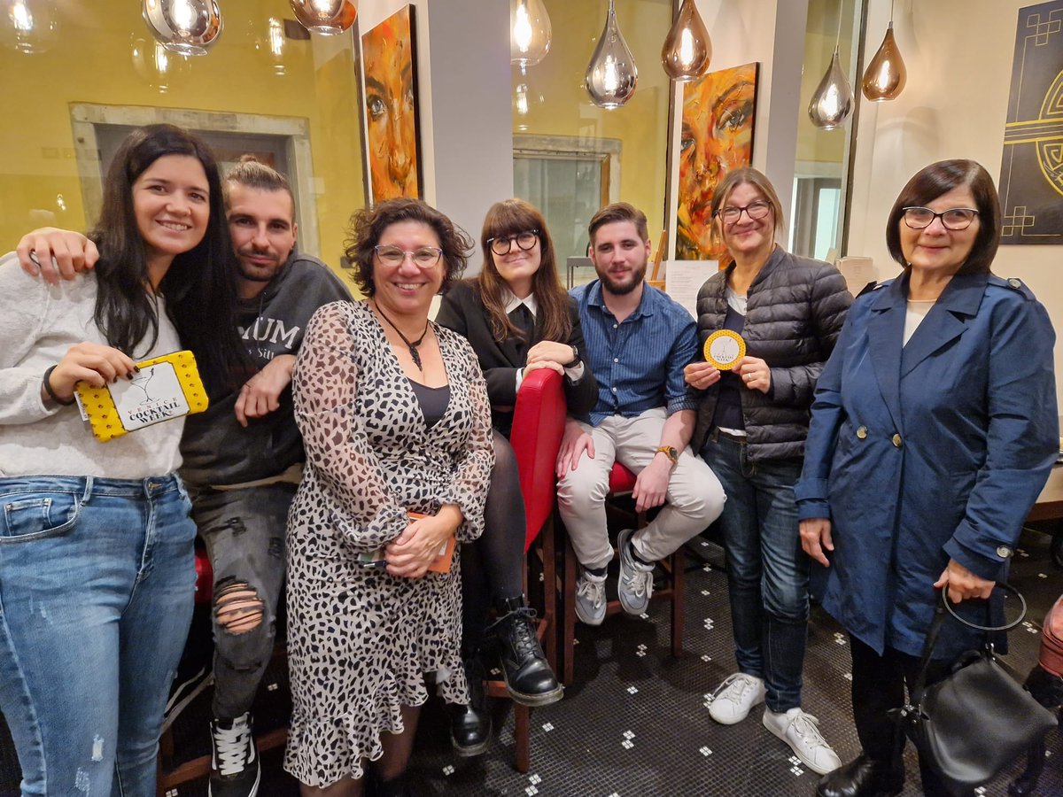 monicacesarato's tweet photo. Thank you thank you thank to everyone who came last night, despit the rain, to see me presenting the English version of #andarperbacari .
Thank you @rominvenice  for presenting &amp; to my family for surrounding me with so much love !!
#venicecocktailweek #venice #angeloarthotel https://t.co/dInKapEfPC