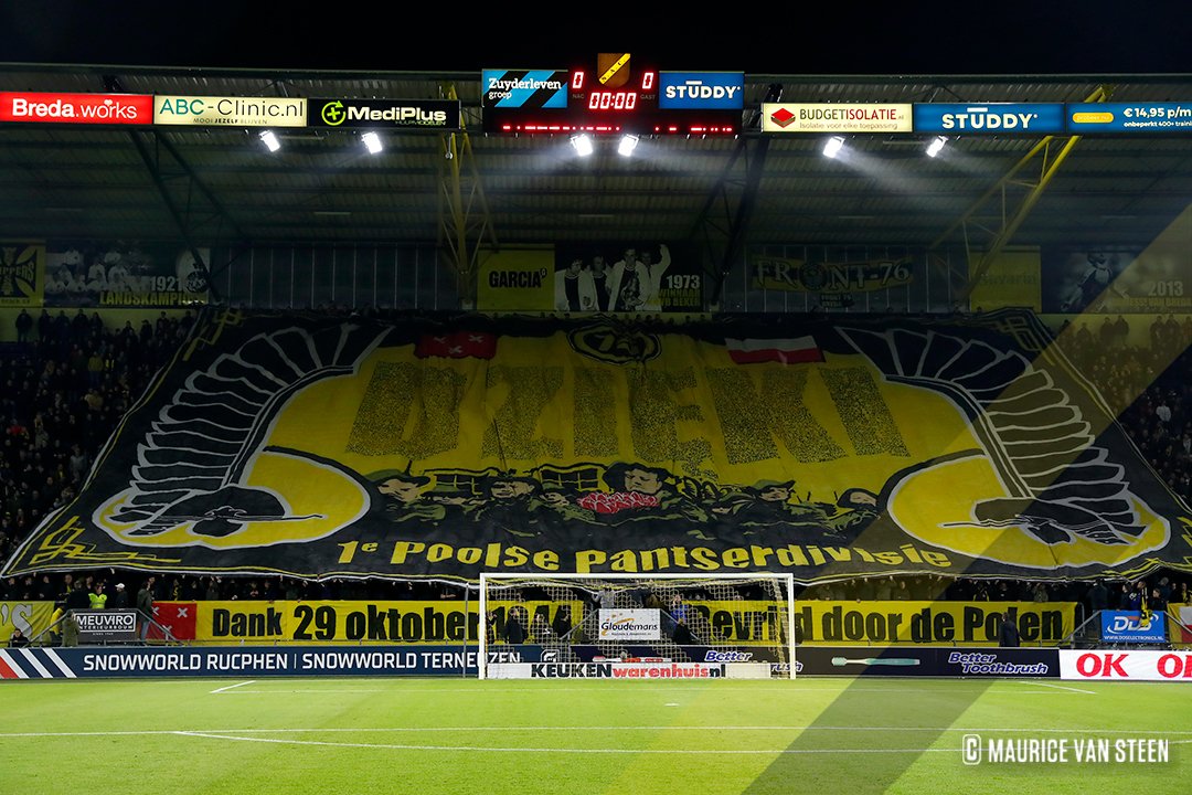 🙏🇵🇱 #Dzieki  

Vandaag precies 79 jaar geleden werd Breda bevrijd door de 1e Poolse pantserdivisie onder leiding van Stanisław Maczek. Enkele jaren geleden brachten onze supporters dit prachtige eerbetoon 💛🖤

#NACpraat
