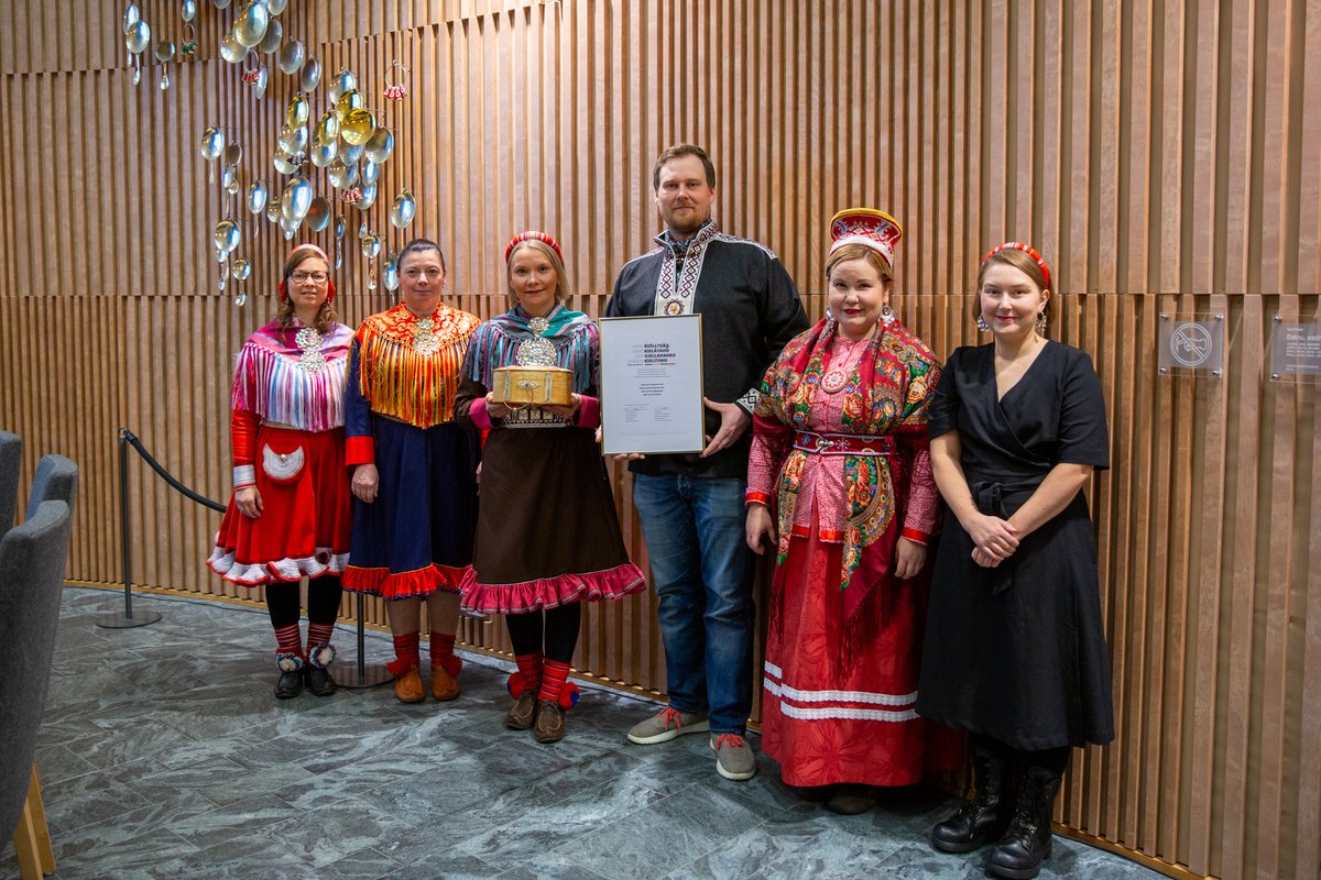 Sámi gielladahku -bálkkašupmi mieđihuvvui Lappi buresveadjinguvlui dovddastussan sámegielat bálvalusaid ja sámegielaid sajádaga ovddideami buorrin dahkkon barggus.

Loga lasi ⬇️
samediggi.fi/2023/10/27/sam…

#sámegiella <a href="/Lapinhyvinvoint/">Lapin hyvinvointialue</a>