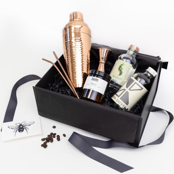 GildedBeeStudio's tweet photo. Check out our latest blog post featuring brilliant corporate gift ideas to say thank you this Christmas 🎄✨ Whether you're expressing gratitude to clients, employees or partners, these curated gifts are sure to leave a lasting impression. 🤝  https://t.co/9dmPDOEg3P https://t.co/hDkJo7JBtZ
