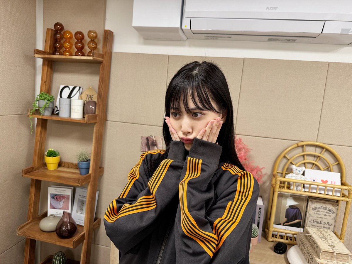 本日10月27日(金)19:00頃～ SHOWROOM 「#のぎおび」に、乃木坂のおてんば娘 #山下美月 が出演します🌙

今日もちょっぴりおっちょこちょい😉
皆さま、ぜひご覧ください♡

#乃木坂46

showroom-live.com/46_yamashitami…