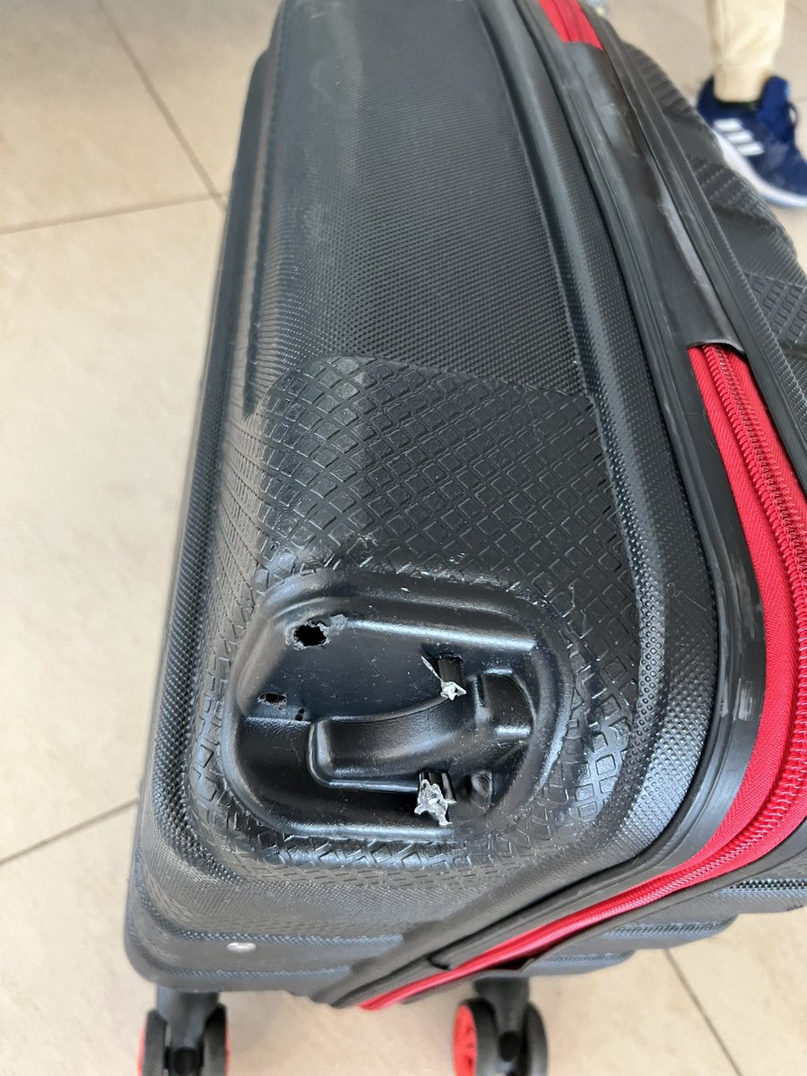 Sıfır valizi kırabilecek kadar işinizi güzel yapıyorsunuz(!) bir de siz yaptırın biz size ücretini göndeririz gibi komik cevaplar veriyorsunuz. Bi yerden kamera gelir şaka yaptık dersiniz diye umut ediyorum. Yazıklar olsun @tssdestek <a href="/TK_TR/">Türk Hava Yolları</a> #türkhavayolları #thy #şikayetimvar