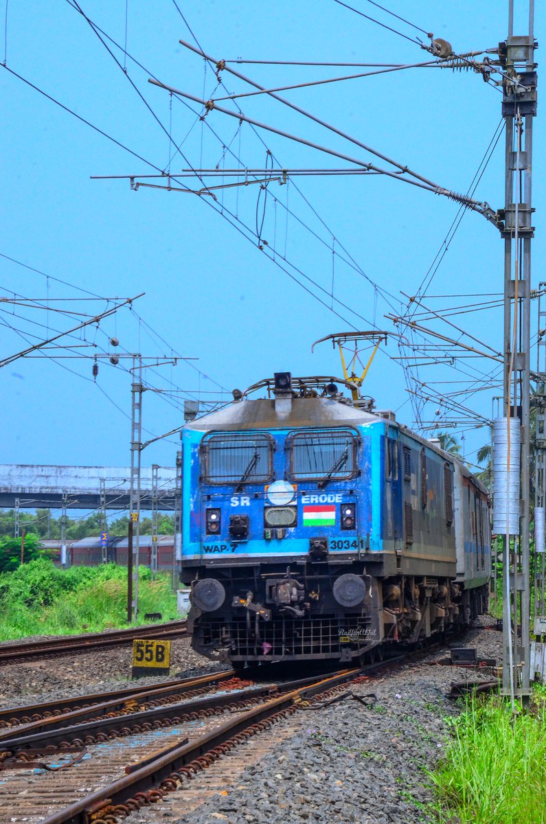 DRMPalghat's tweet photo. A stunning image covering the 30341 WAP-7 locomotive hauling the 22634 Nizamuddin- Thiruvananthapuram Central SF Express via Alappuzha, as it gracefully traverses the curves near Payyanur.

📸 Captured by Akhilraj K

#Awesomeclick #drmpalakkad #Payyanur

@GMSRailway @RailMinIndia https://t.co/PSCMo3oNth