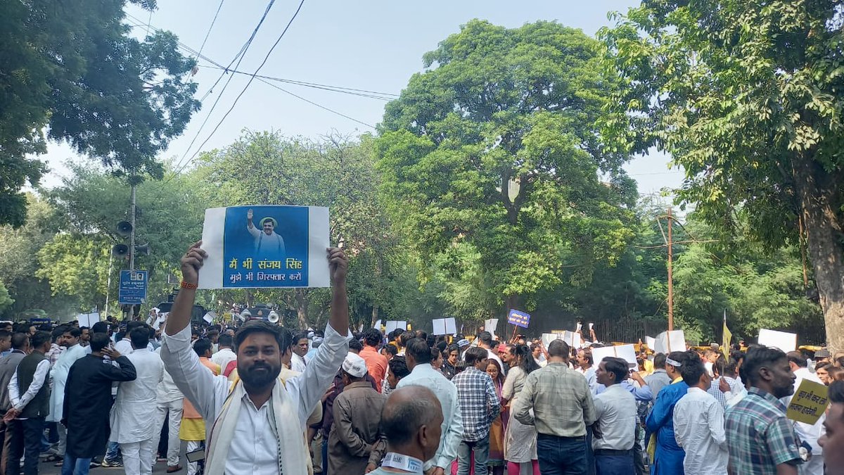 mukulgautamAAP's tweet photo. सांसद @SanjayAzadSln जी की गिरफ़्तारी के ख़िलाफ़ AAP उत्तर प्रदेश के कार्यकर्ताओं का प्रदेश अध्यक्ष @SabhajeetAAP जी के नेतृत्व में जोरदार विरोध प्रदर्शन 🔥

जब-जब जुल्मी जुल्म करेगा सत्ता के गलियारों से,
चप्पा-चप्पा गूंज उठेगा इंकलाब के नारों से।

#SanjaySinghJhukengeNahin https://t.co/ap2FK521Pw