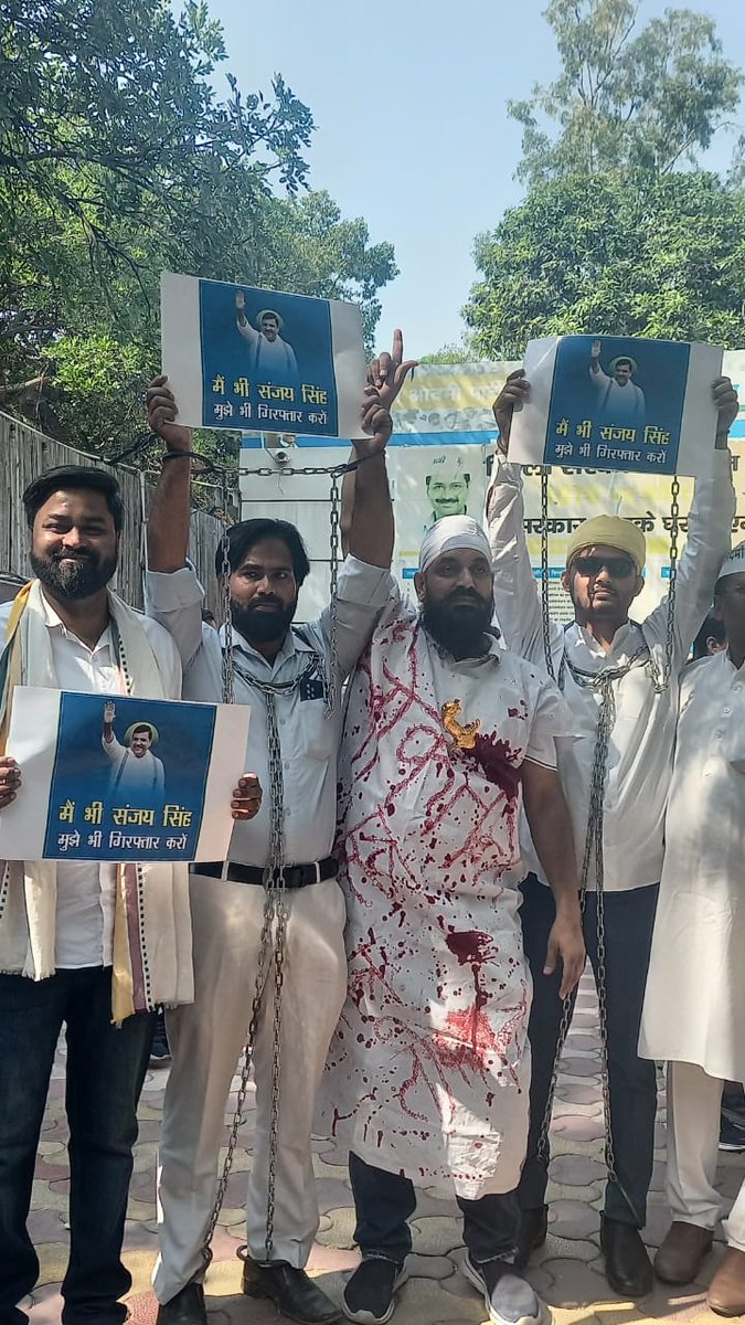 mukulgautamAAP's tweet photo. सांसद @SanjayAzadSln जी की गिरफ़्तारी के ख़िलाफ़ AAP उत्तर प्रदेश के कार्यकर्ताओं का प्रदेश अध्यक्ष @SabhajeetAAP जी के नेतृत्व में जोरदार विरोध प्रदर्शन 🔥

जब-जब जुल्मी जुल्म करेगा सत्ता के गलियारों से,
चप्पा-चप्पा गूंज उठेगा इंकलाब के नारों से।

#SanjaySinghJhukengeNahin https://t.co/ap2FK521Pw