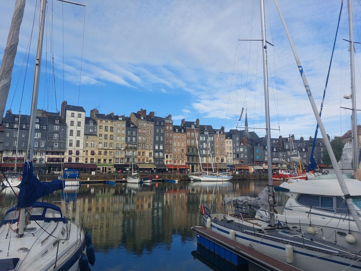 PangCollMFL's tweet photo. Finally, a stop in the beautiful Honfleur 🇫🇷 @HalsburyTravel @PangCollHistory #schooltrips #PangCollAdventure #PangCollTrips https://t.co/L6Php1IQhk