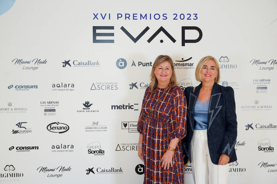 SenexDe's tweet photo. SENEX estuvo presente en la XVI Edición de los Premios EVAP, donde se homenajeó a cinco mujeres referentes:
@evap_bpw
@margaritaalbos
@lydiasempere
@mluisasegoviano
@canifernandez
@coralariño https://t.co/g1XZ3USLHq