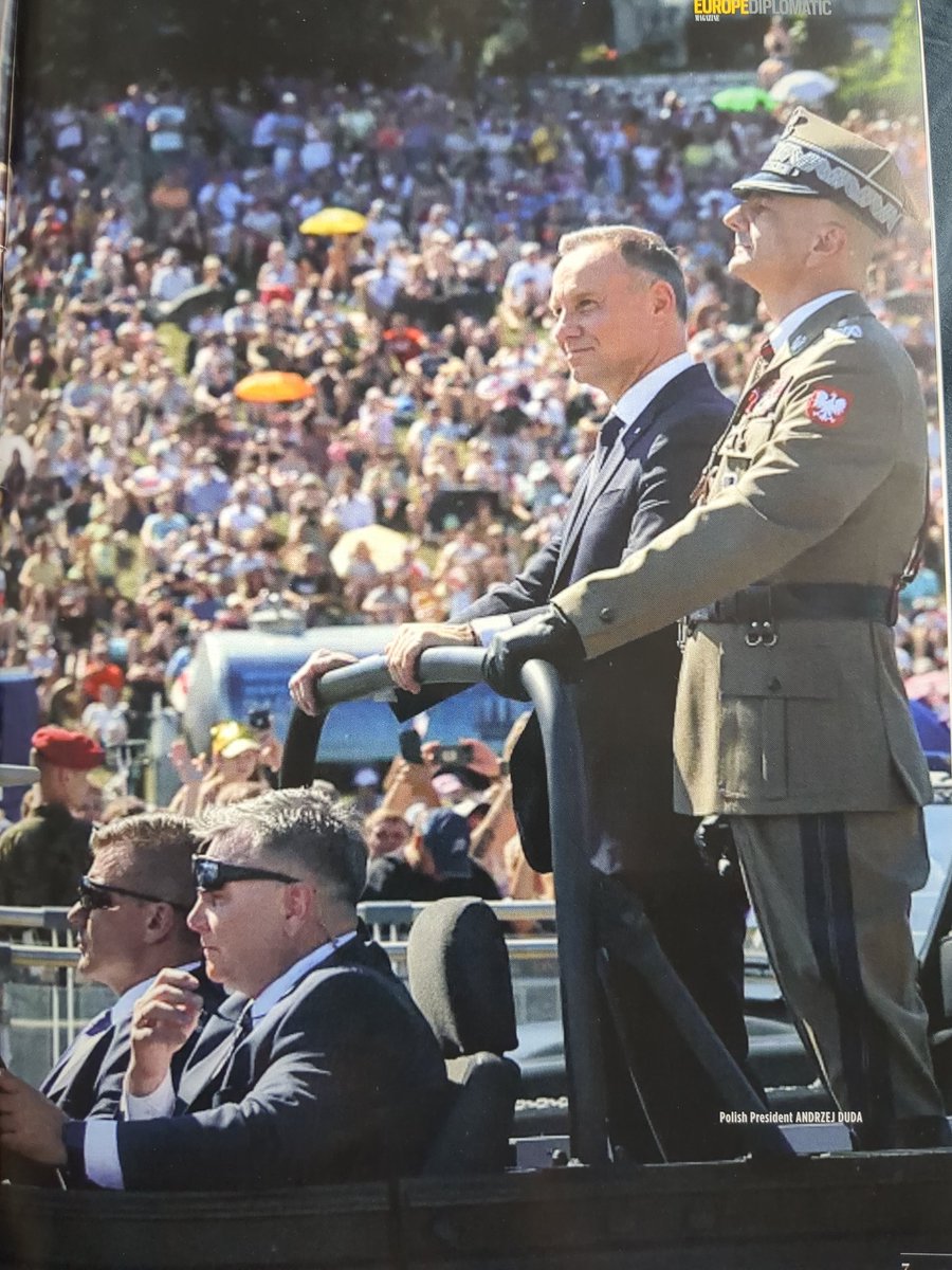 KSuchanow's tweet photo. idziesz po korytarzach Parl. Europ., a tam wyskakuje z okładki mąsz stanu. to jest ocieplanie wizerunku w erze klęski.
(nowe czasy, zapraszają nas jako ekspertów od radzenia sobie z szmbem).
#EqualityWeek https://t.co/f0dOGSt7FT