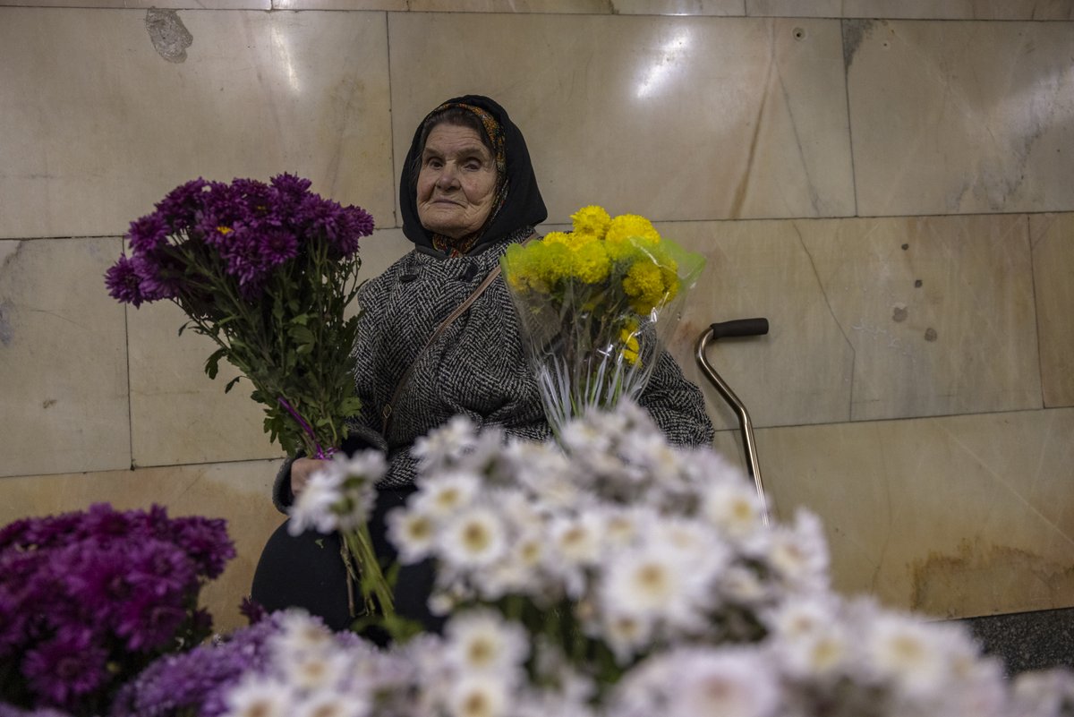 Громадо. Маю дивне прохання і це у мене вперше, якщо чесно. Купіть гарних квітів на метро Мінська у баби Галі) Здається, у Твіттері вже десь історія бабусі проскакувала. Мовляв, сидить старенька в переході, квіти гарні, десь, колись постраждала від обстрілу.