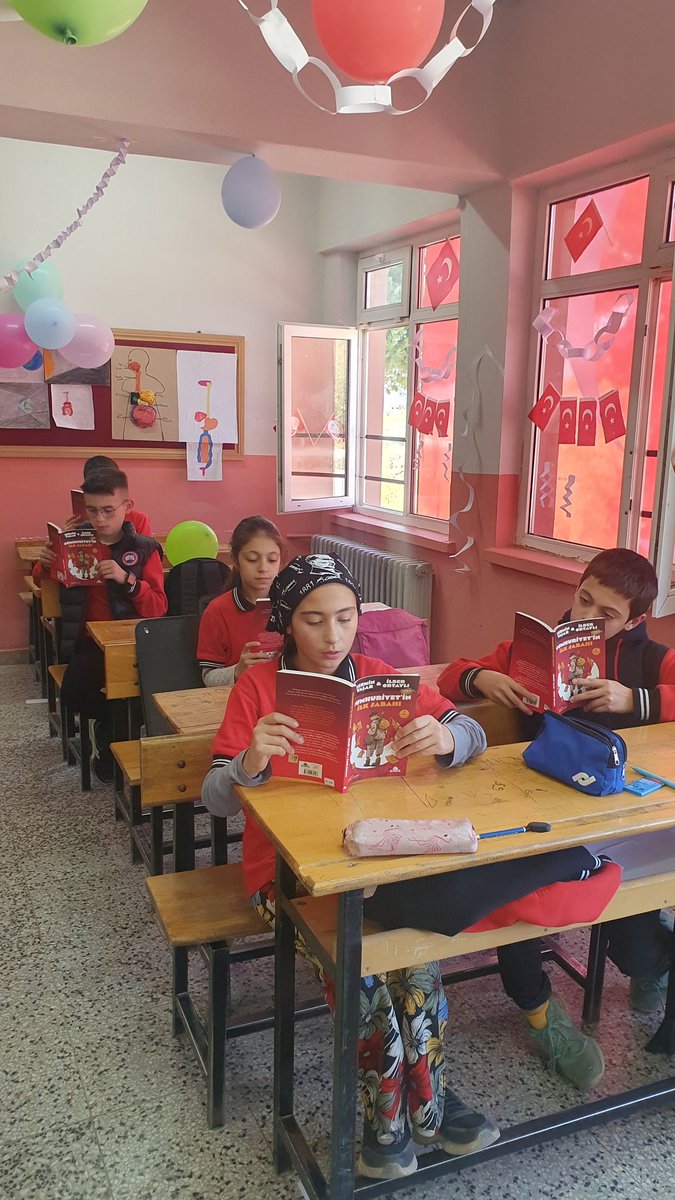 Okusam projesi kapsamında öğrencilerimize "Cumhuriyet'in İlk Sabahı" kitabını hediye ederek okuma saatinde kitabımızı okuduk.