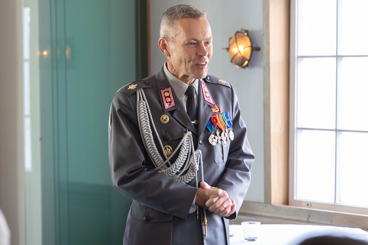 mpkkfi's tweet photo. '@FINCENTFI 54 vuotta! 

Tiistaina vietetyssä vuosittaisessa FINCENTin perinnepäivässä pinnalla oli laajeneva kurssiyhteistyö eri toimijoiden, kuten Nato-koulun ja Euroopan hybridiuhkien torjunnan osaamiskeskuksen kanssa. 

Lue lisää: https://t.co/fazlj5nTrk https://t.co/FtkER6c4jr