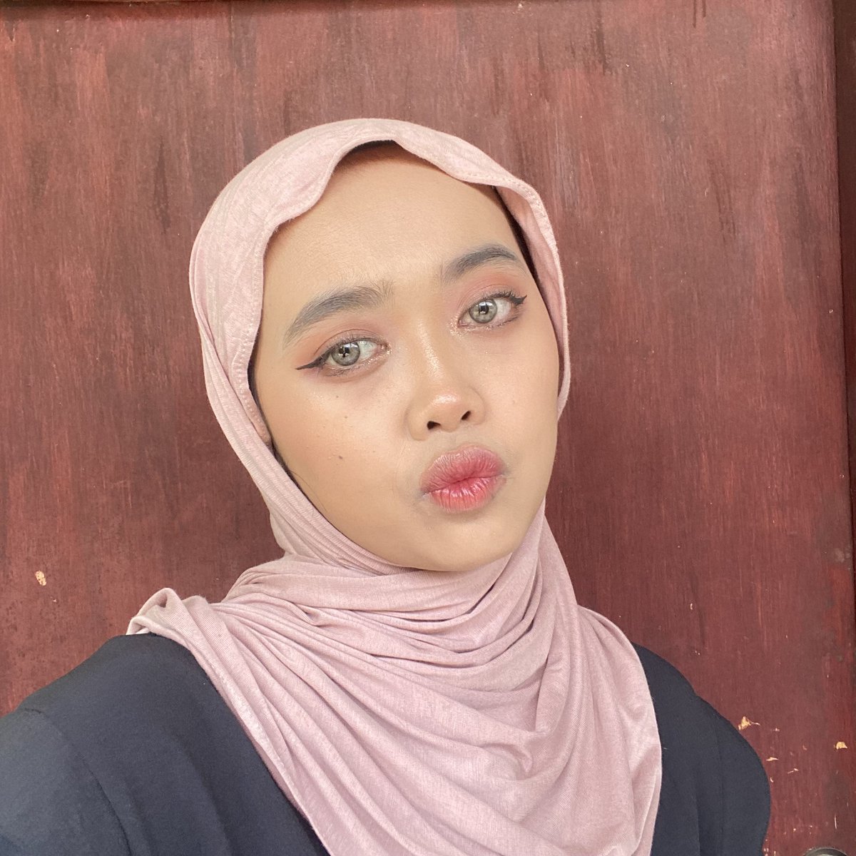 SIAPA YANG NUNGGUIN AZARINE NGELUARIN MAKEUP LINE?!?!🌷🩷 aku bikin looks ini pake semua makeupnya azarine, jujur formulanya cakep banget, favorit aku eyeshadownya!! harganya pasti affordable, sumpah harus COBA. swatches & tutorialnya dibawah ini.⤵️