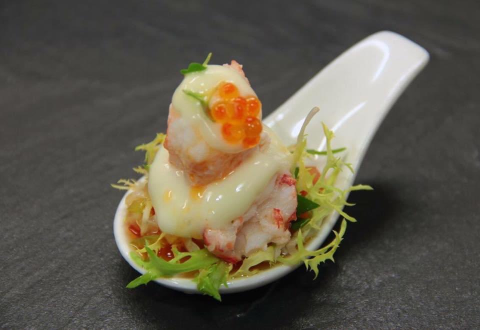 Urola, una cuchara de salpicón de bogavante fresco. Un bocado con mucho éxito que podéis disfrutar en la barra del bar. #CasaUrola #CasaUrolaPintxos